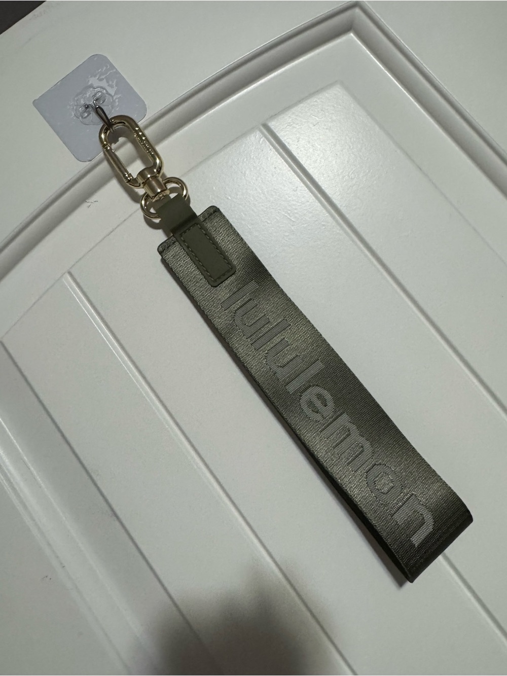 Lululemon bay leaf/gold never lost keychain NWOT